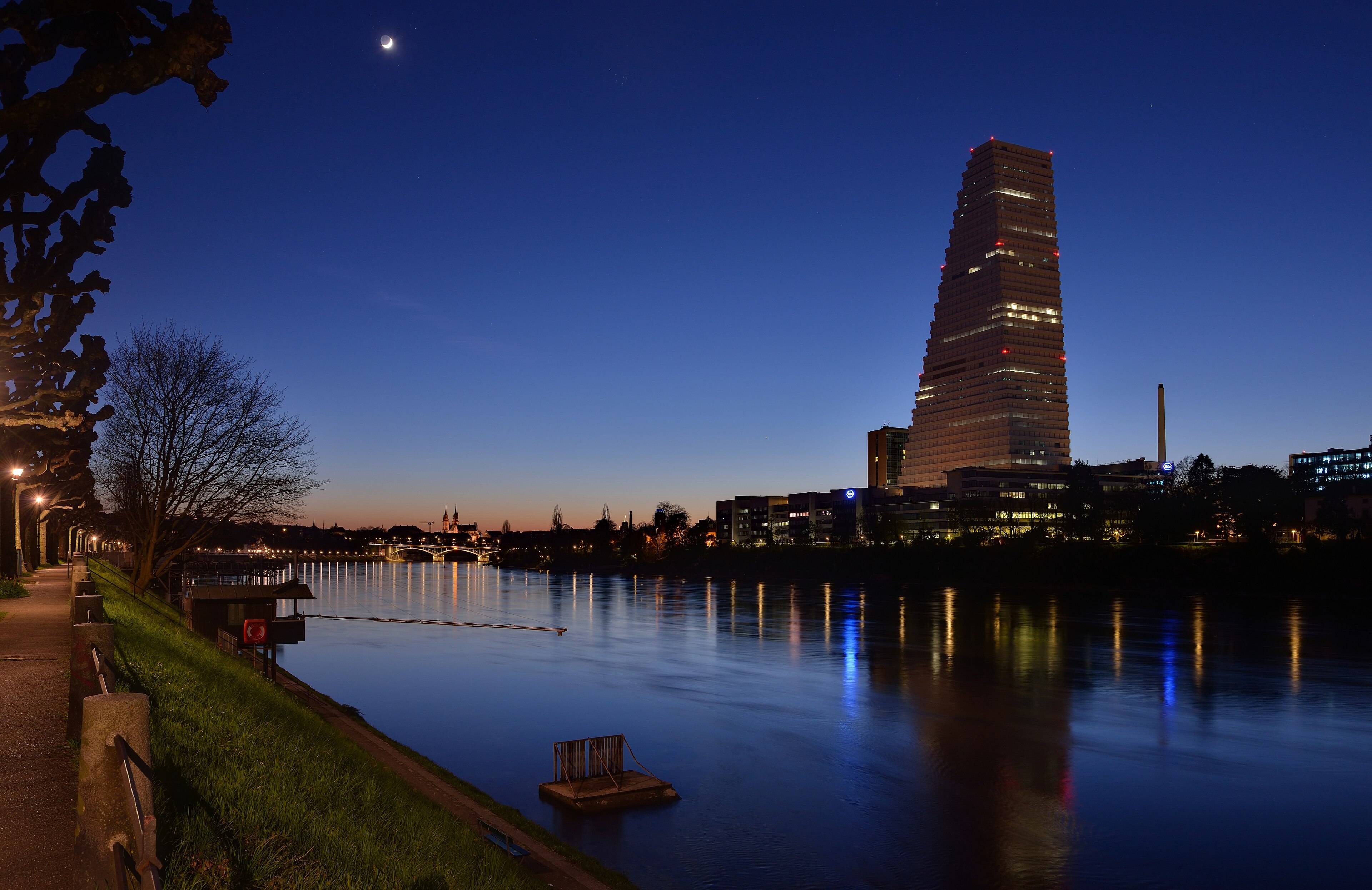 Basel und der Rhein in der blauen Stunde