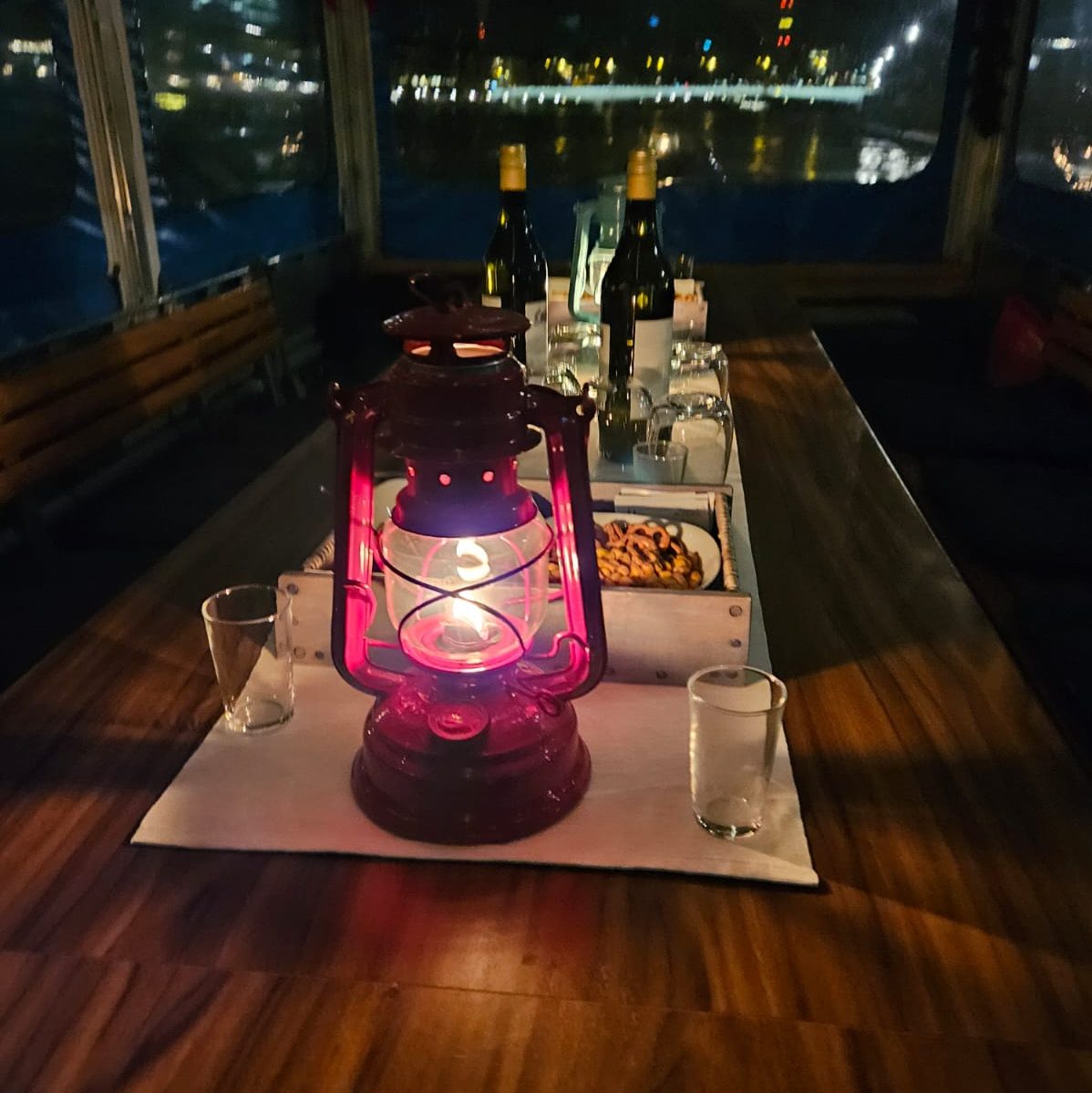 Laternenlicht und Apéro an Bord eines Rhytaxis