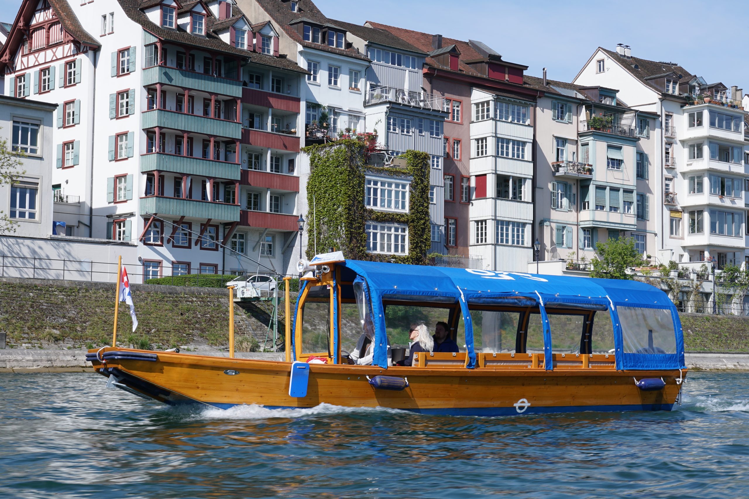 Rhytaxi vor der Basler Altstadt auf dem Rhein